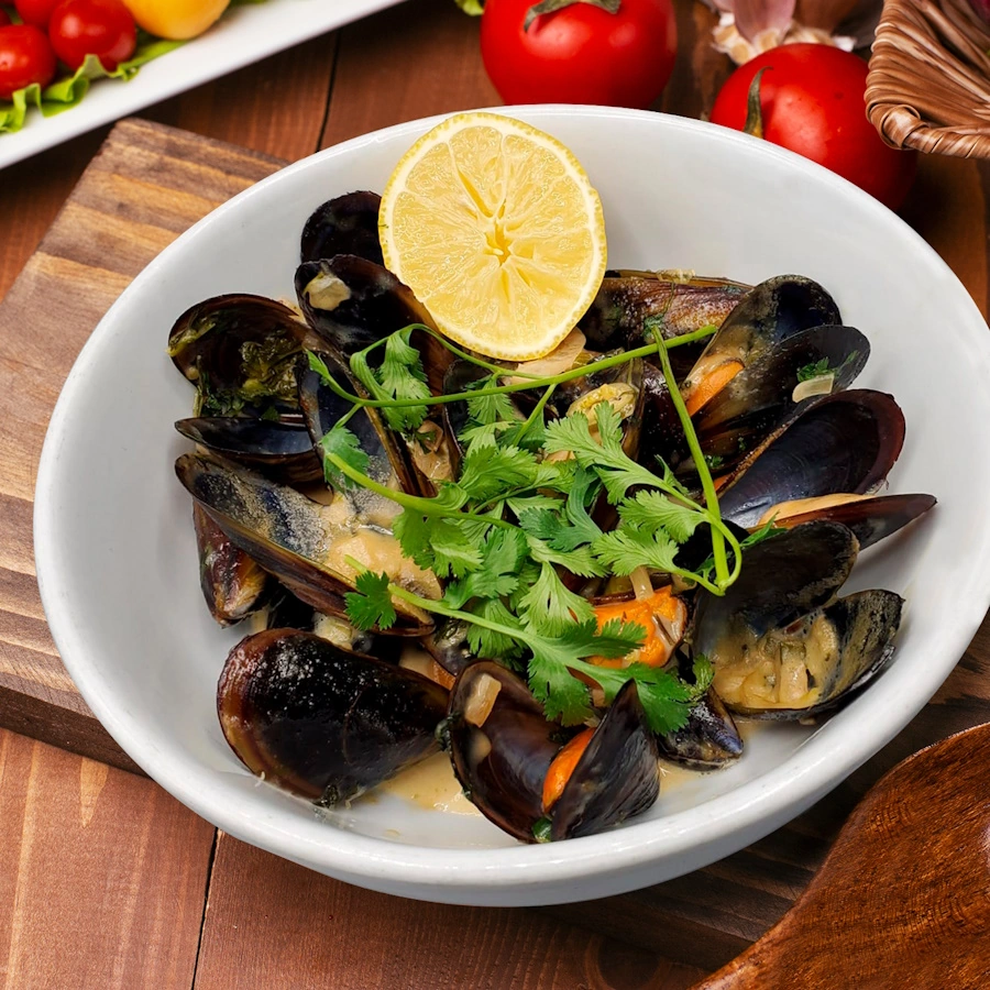 Plate with mussels and a lemon